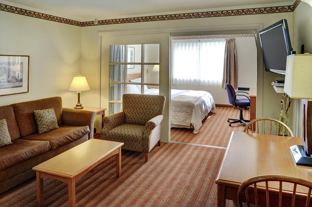 Lakeview Inns & Suites - Brandon Ngoại thất bức ảnh